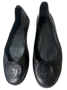 THE FLEXX Black Leather Ballet Flats with Swirl Medallion